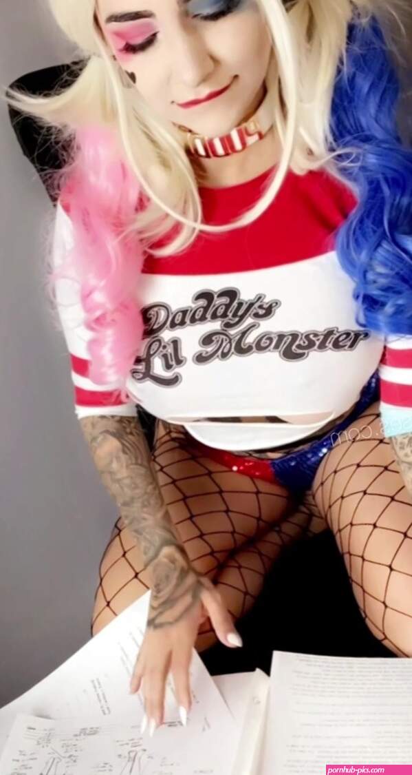 Insane Harley Quinn Fucks Herself till Explosive orgasm