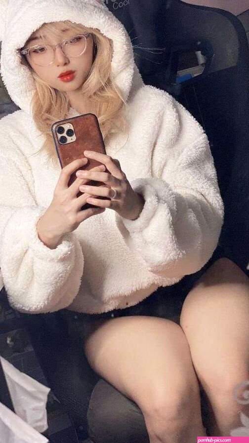 Mercury Nguyen Disleft Nude OnlyFans Photos 1