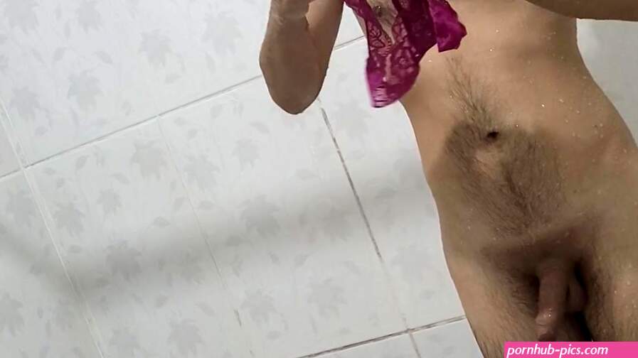 madrastra pilla a su hijastro oliendo sus bragas usadas se excit y gimi sobre su polla