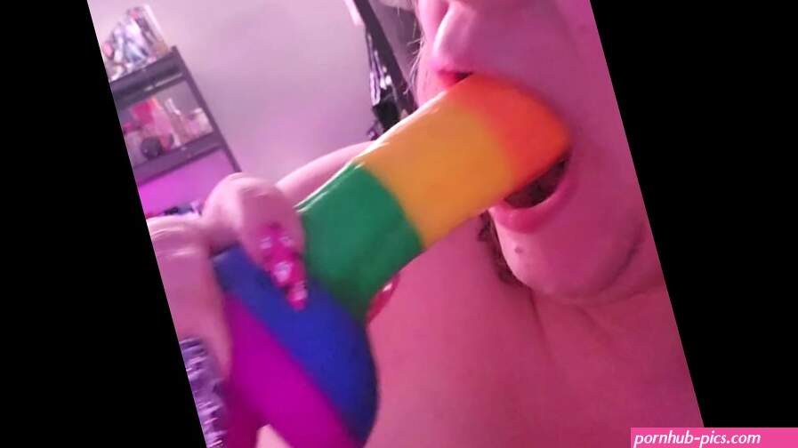 Amy Fucks Her New Toy