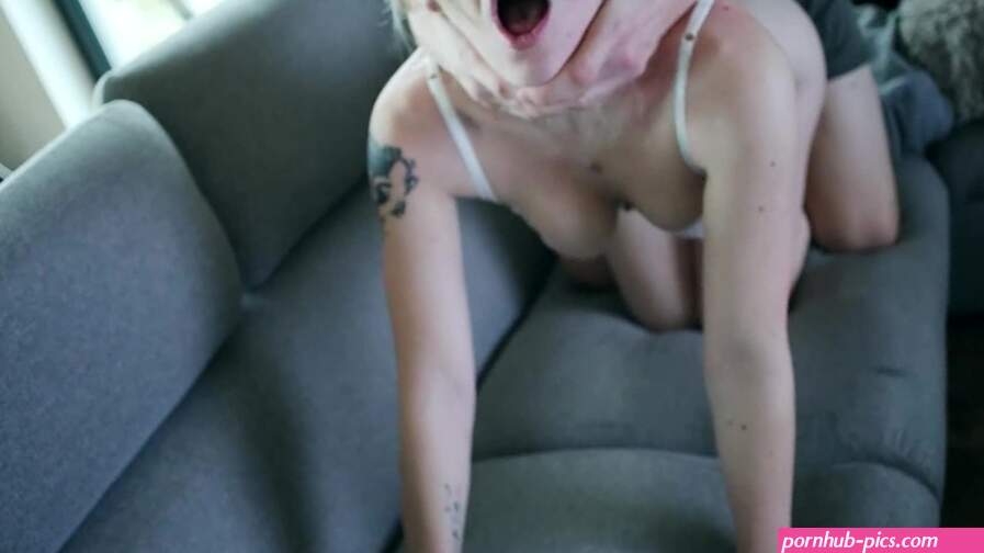 hard fucked teen girl screams beautifully and gets a creampie listen to that beautiful roar