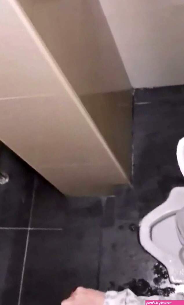 Recording of a bathroom glory hole handy