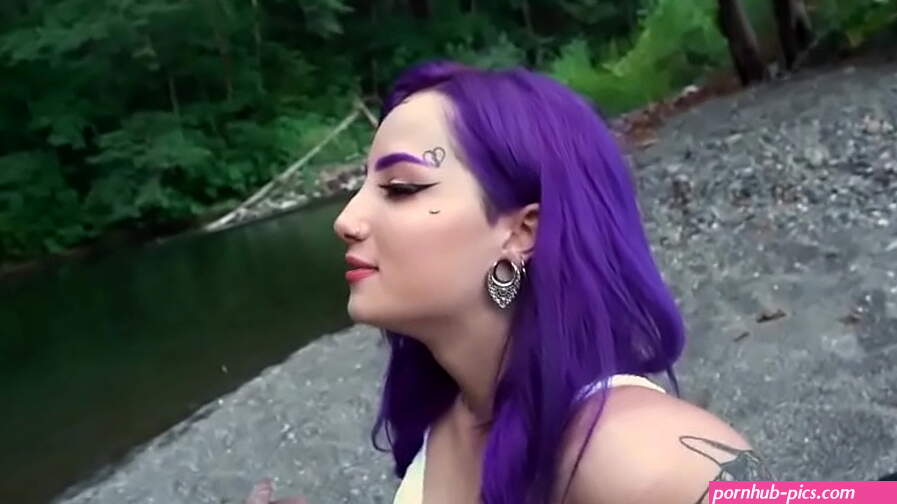 Purple haired babe gets fucked outdoors