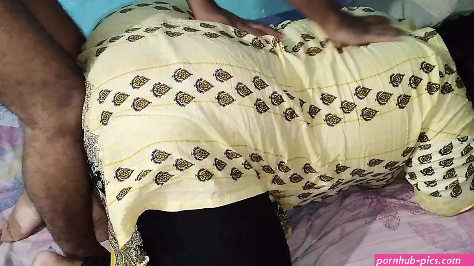 khidki khade jate phir karmchare uski chodata