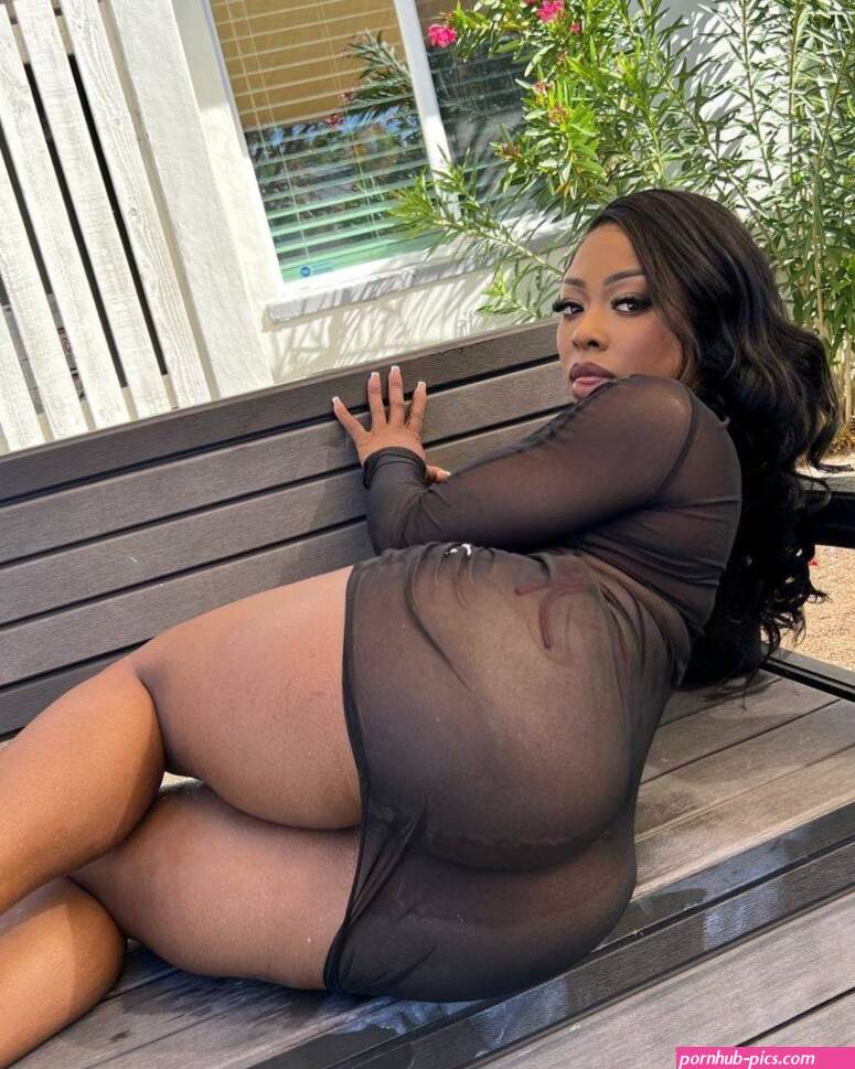 Snow Black Is Gifted With Big Bubble Butt