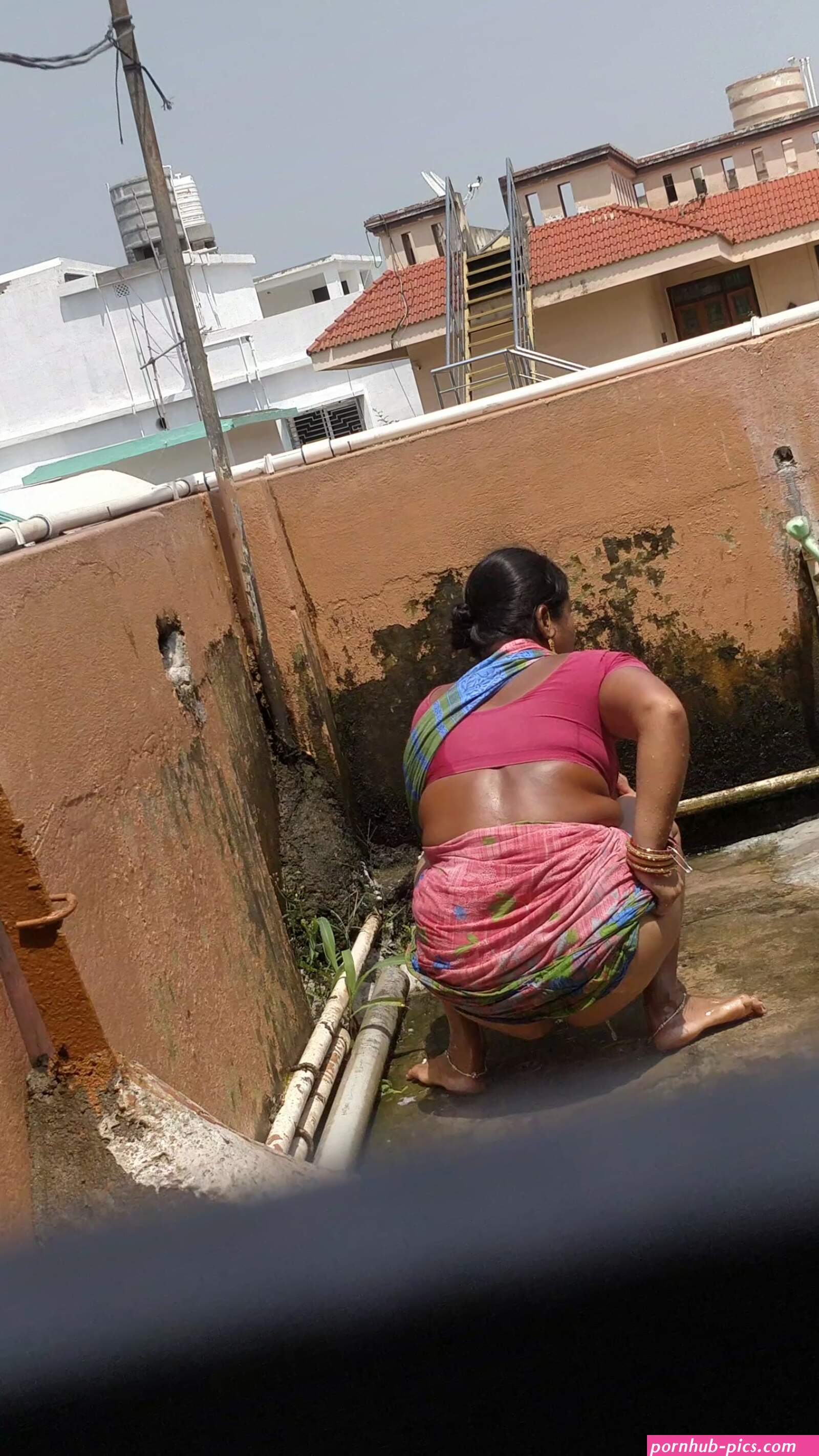Desi aunty pissing capture