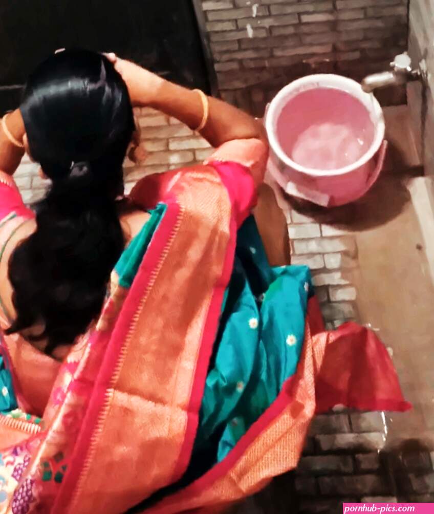 Indian aunty pissing spy captured