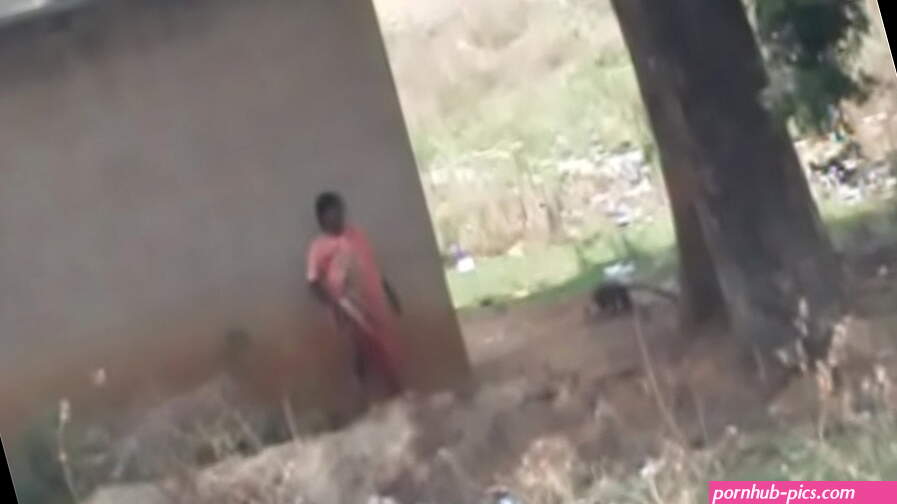 desi lady pissing behind her house