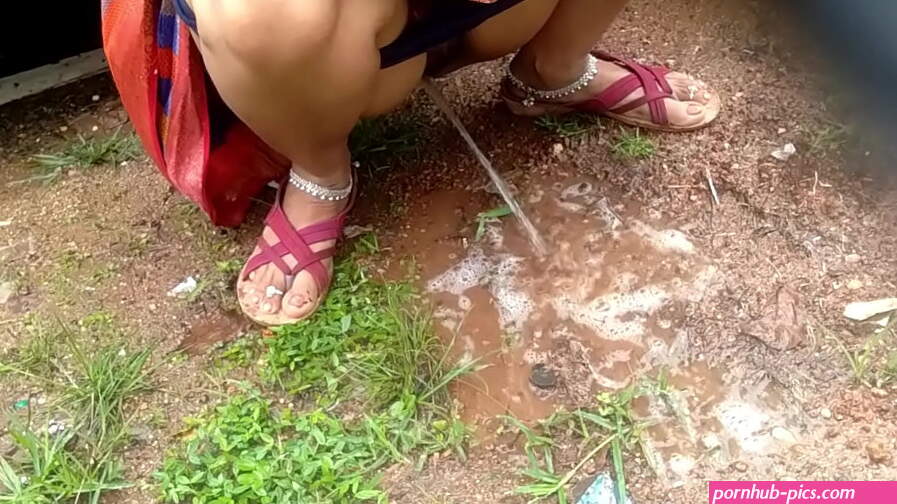 Desi Indian Outdoor Public Pissing Video Compilation