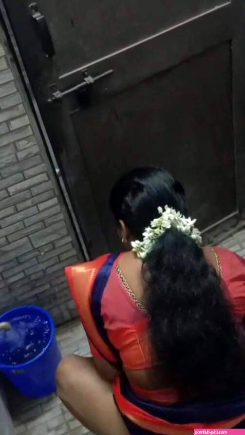 saree aunty pissing photo