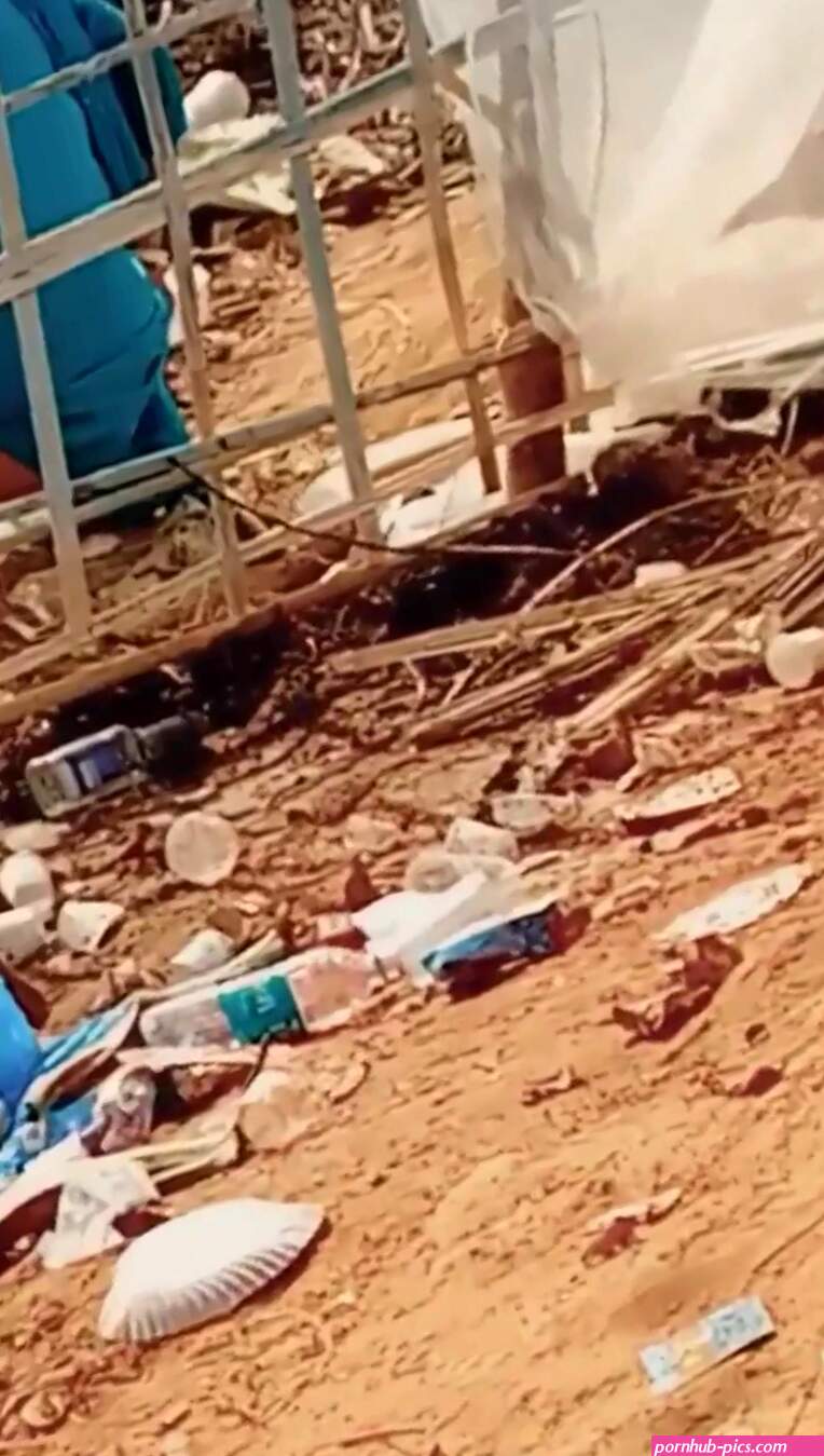 Ind toilet: Desi aunty pissing outdoor caught