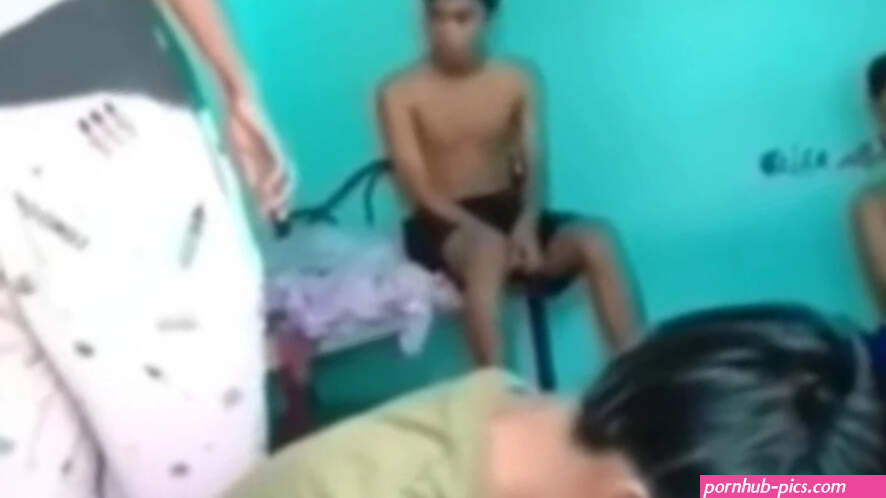 Foto Viral! Ibu Grebek Putrinya Ditemani 3 Cowok Telanjang Dada di Kosan