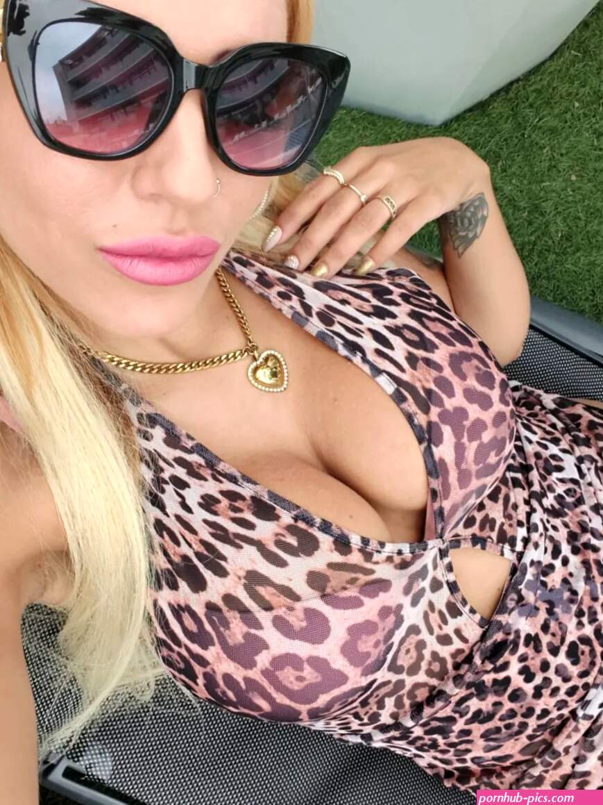NAKED IN THE POOL WHAT DO YOU THINK? COME SEE THE VIDEO ON MY ONLYFANS