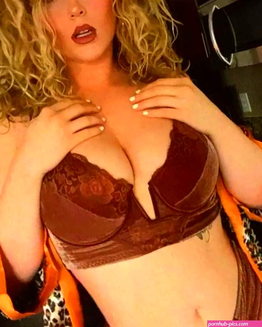 Nikkita lyons tits