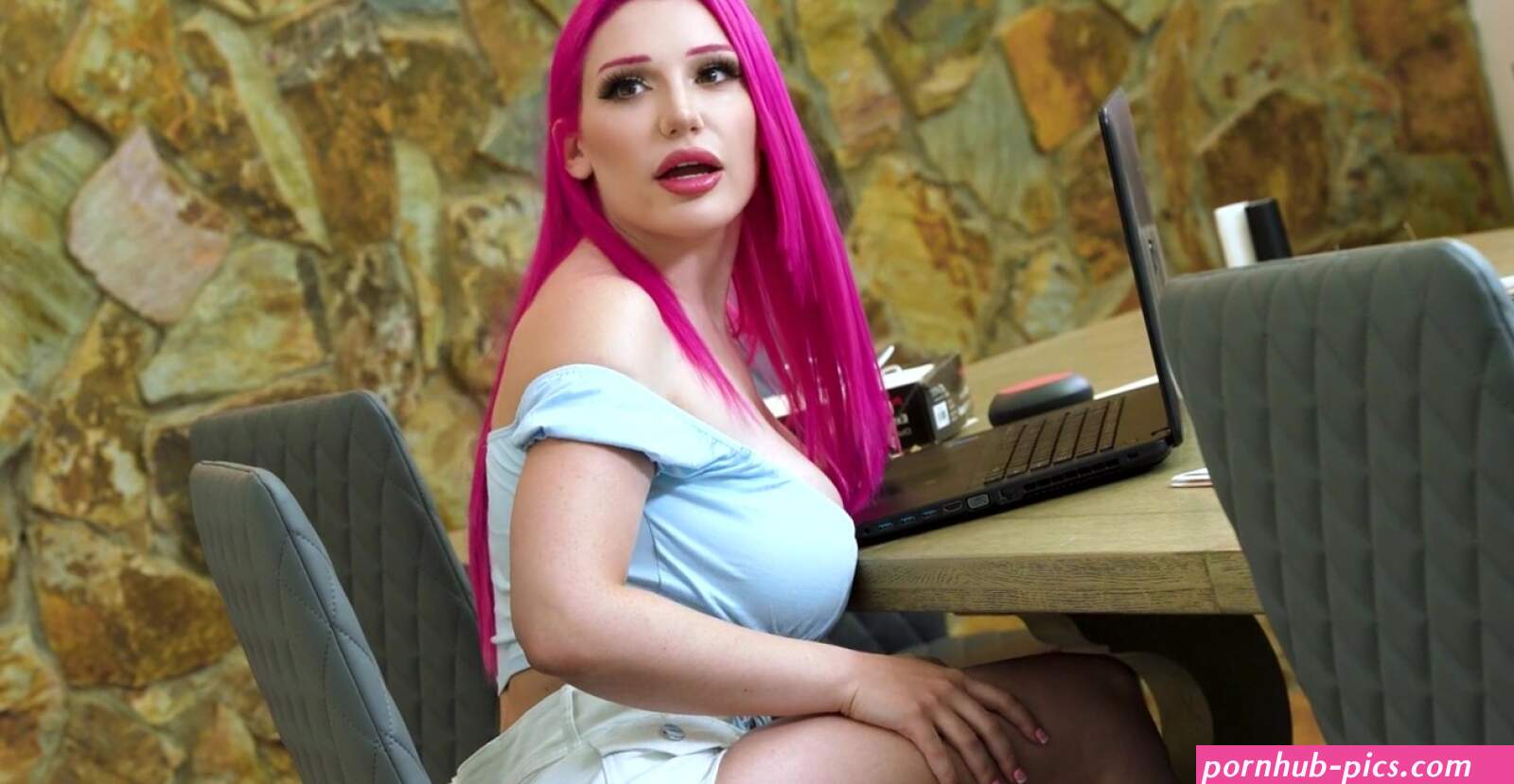 Chubby babe Lily Lou gives a blowjob and gets fucked ball...