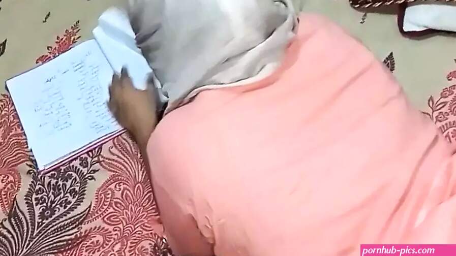Desi Muslim Hijabi Girlfriend Ko Choda Jab Wo Book Read Kar Rahi Thi Indian Muslim Girlfriend and Boyfriend Sex Video