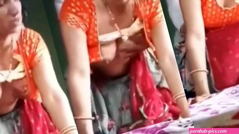 Mature desi aunty Shubha secret affair and sex with milkman