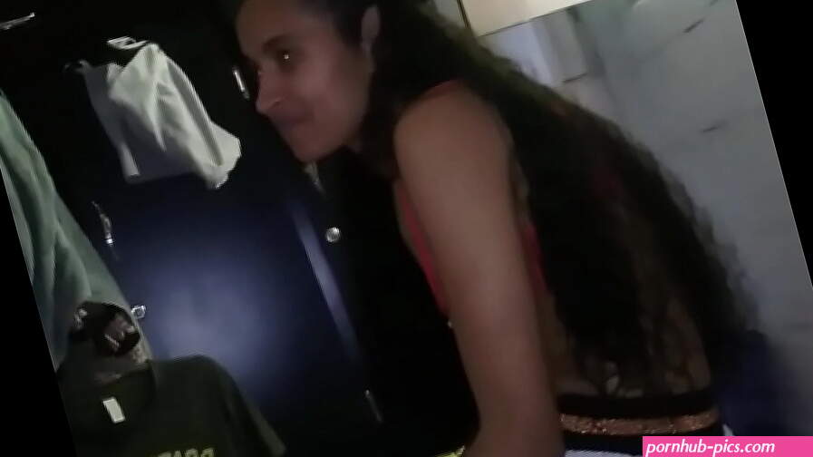 Trio casero con mi esposa y su amiga. Le afeitados la vagina antes de comérsela. porn video