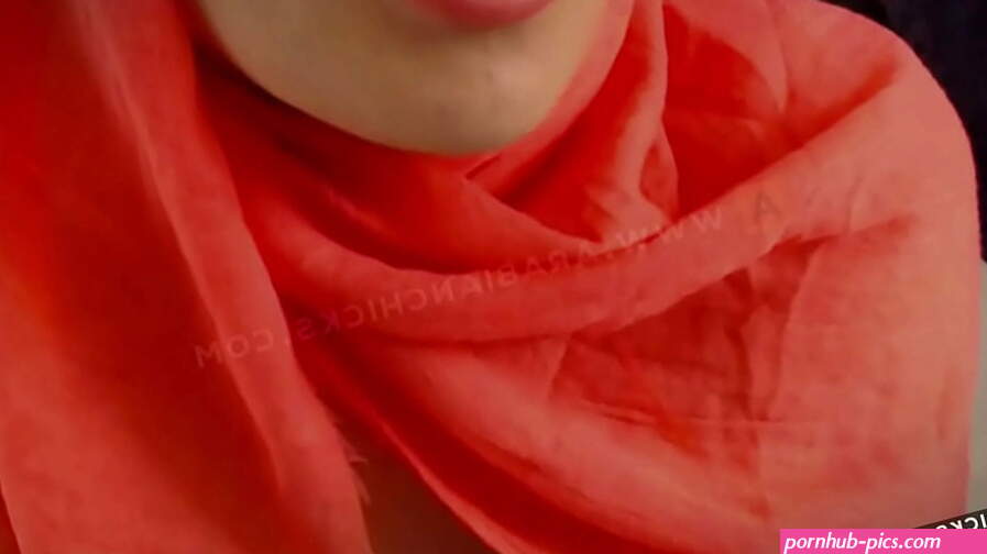muslim hijab cam girl with big ass fingering pussy