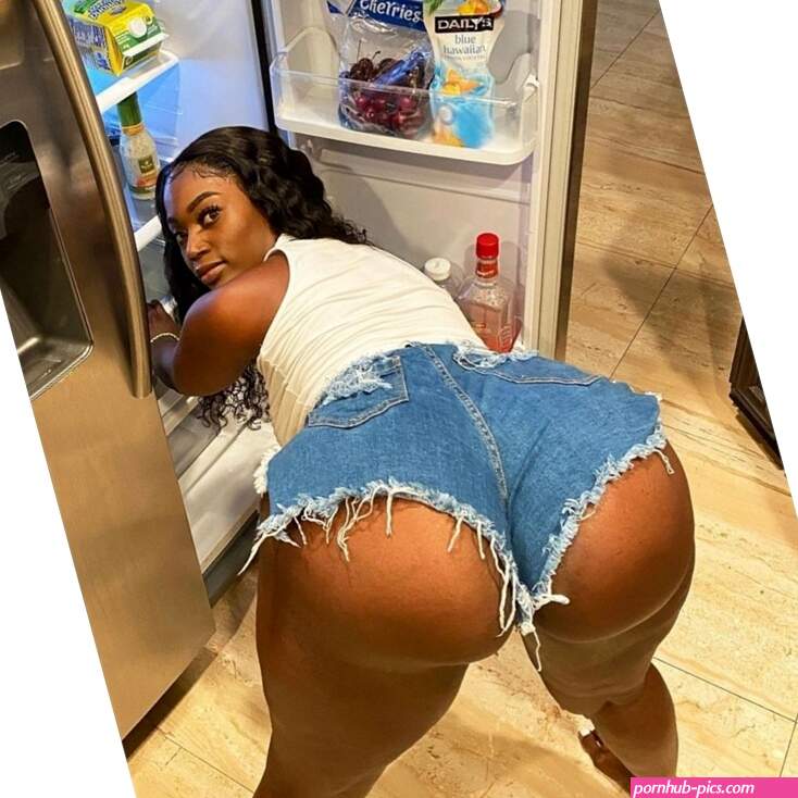 Sugar mummy daddy connections on X: How deep can you go in my pussy?