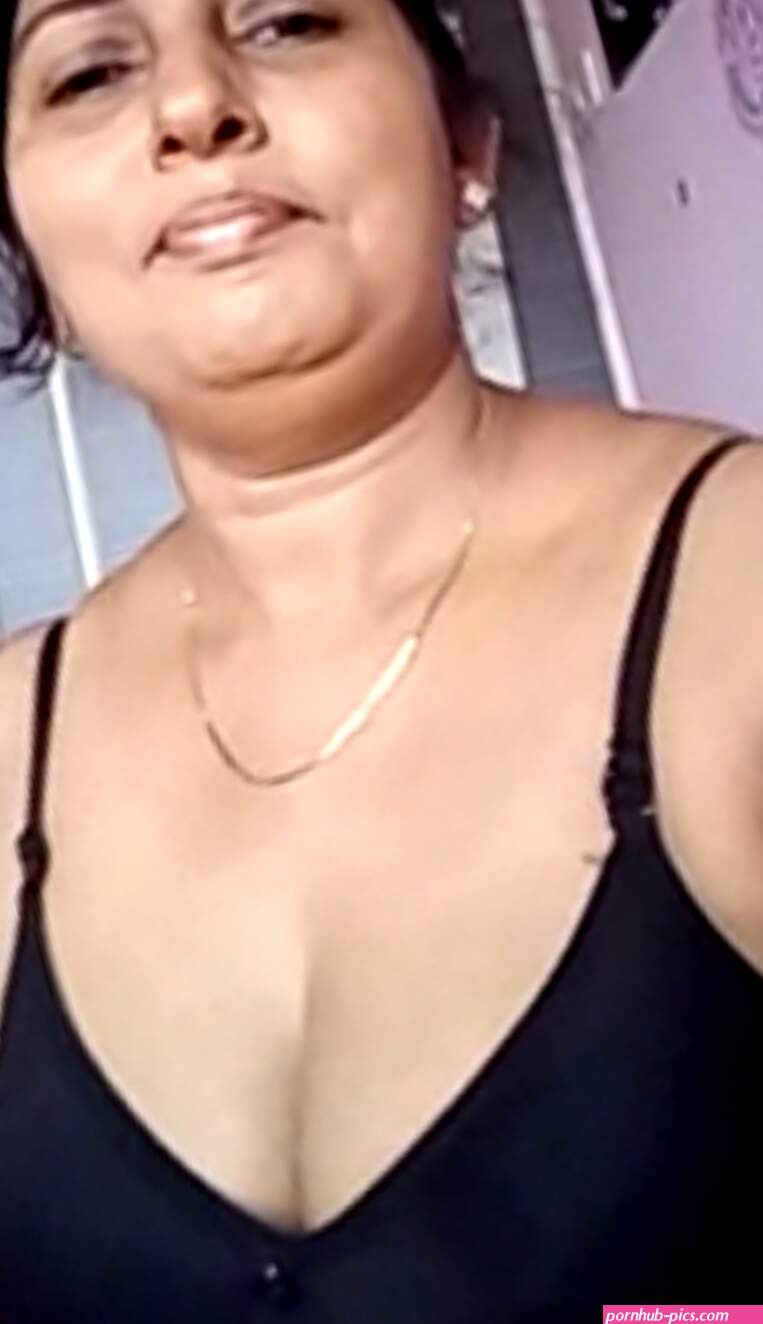 Sexy mature indian aunty undressing