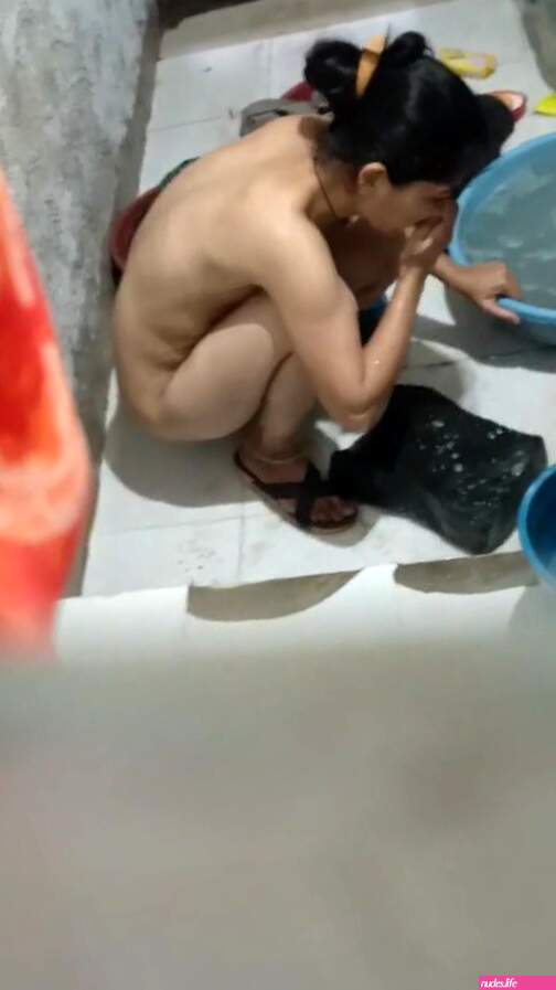 Desi bathing caught 10
