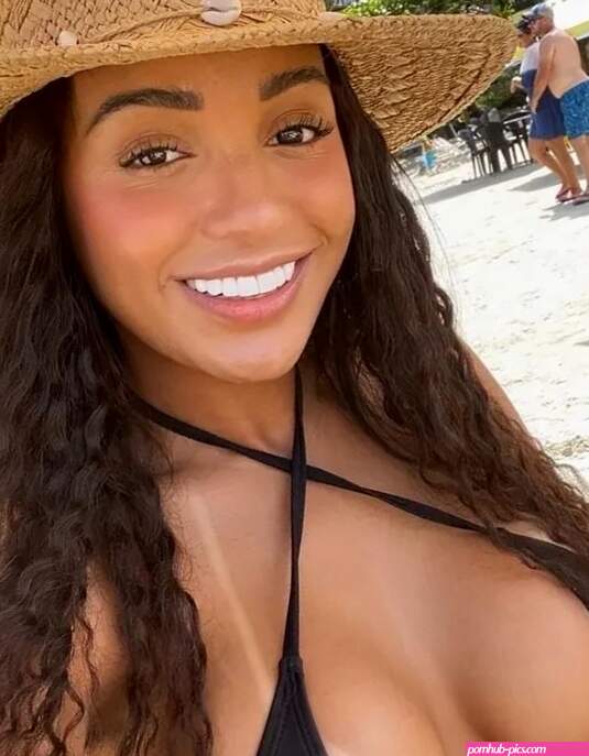 Vazou Layla Silva chupando pirulito e Passando na Buceta