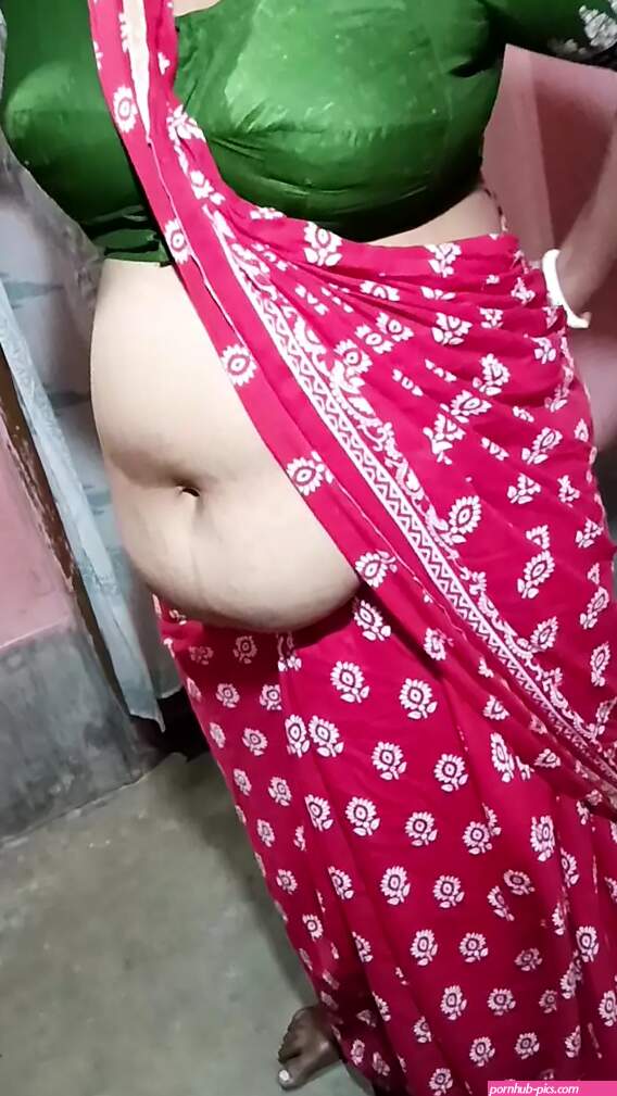 In Order to Become a Sex Star Stepmom Opened Her Saree Blouse and Gave an Interview