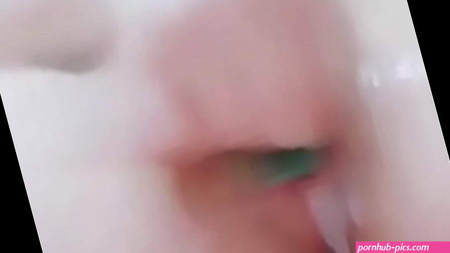 Bé gi mi ln cm bt th dâm cc mnh