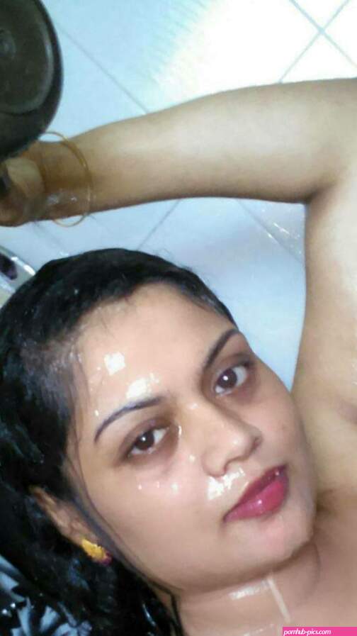 Hot Sexy Aunty Naked Boobs Show Selfies