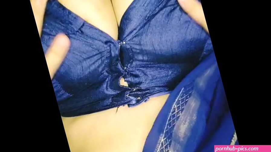 Desi girl in saree boobs press and show