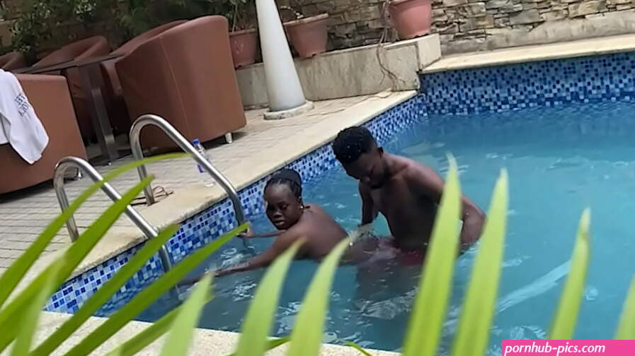 She meet me in a swimming pool and choose to fuck me