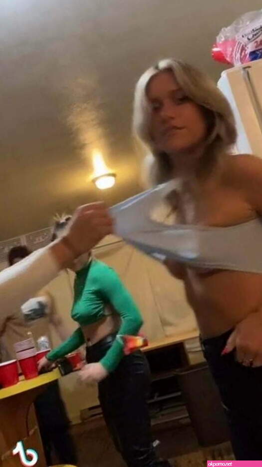 TIKTOK Nip Slip Babe Accidentally Flashing Goes Viral