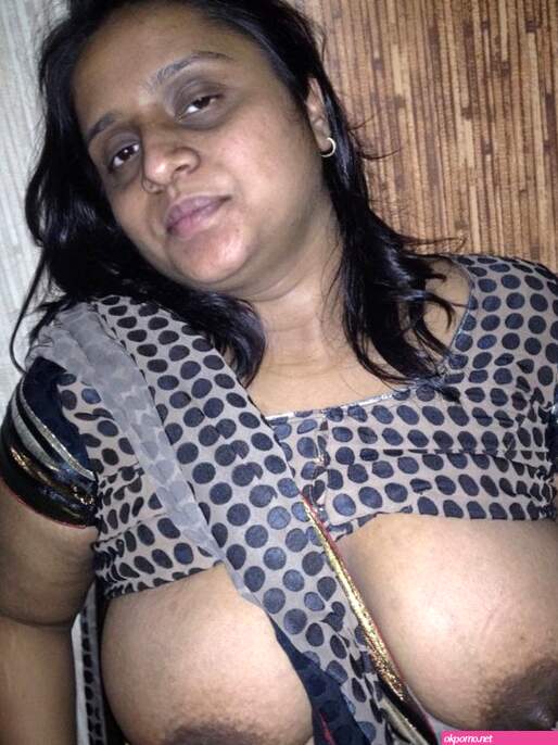 Busty desi MILF aunty showing big boobs in transparent saree selfie pics 4 -