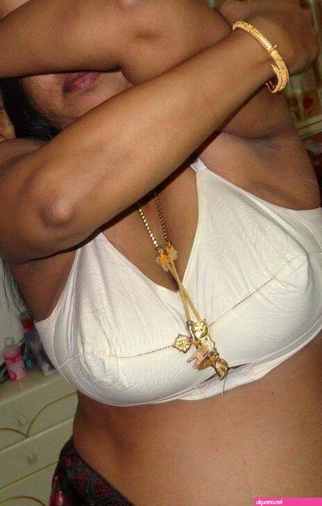 Mature Indian Aunty In Saree Exposes Huge Breasts Photos