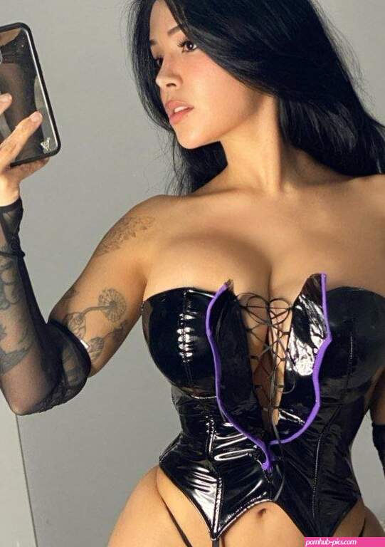Busty Cosplay chick pt1