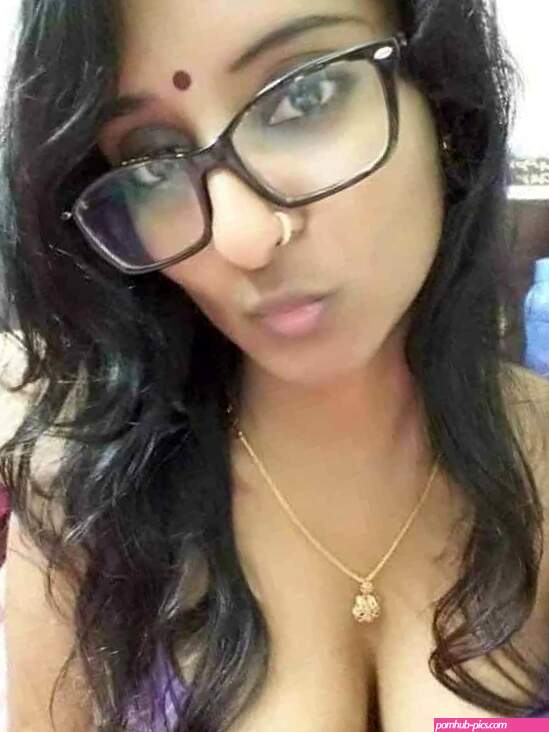 Indian Bhabhi nude selfie photos