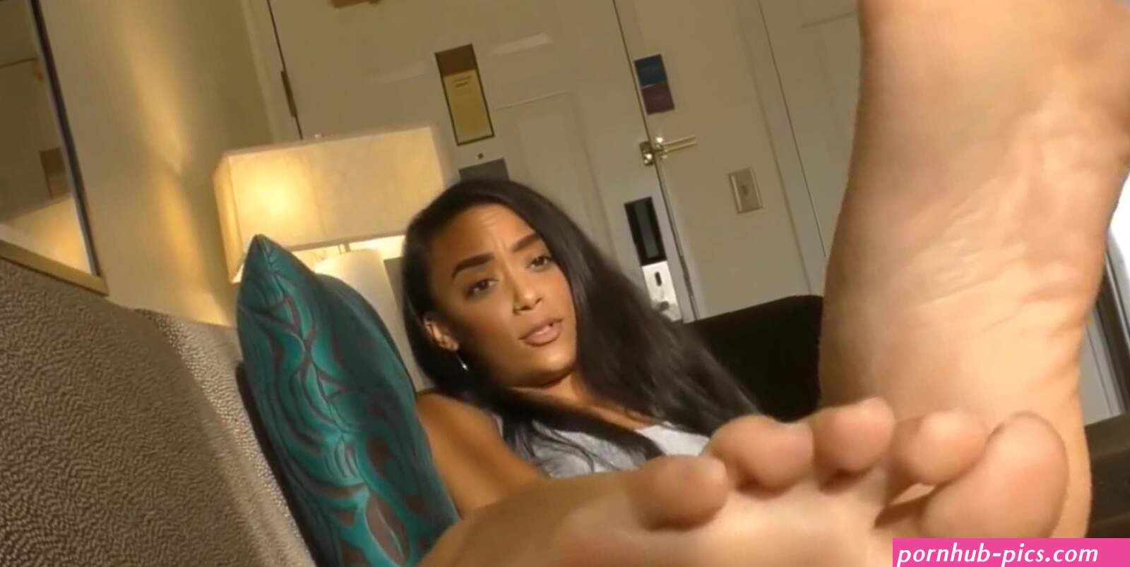 Ebony jessica beautiful angel face and sexiest feet of the year soles display
