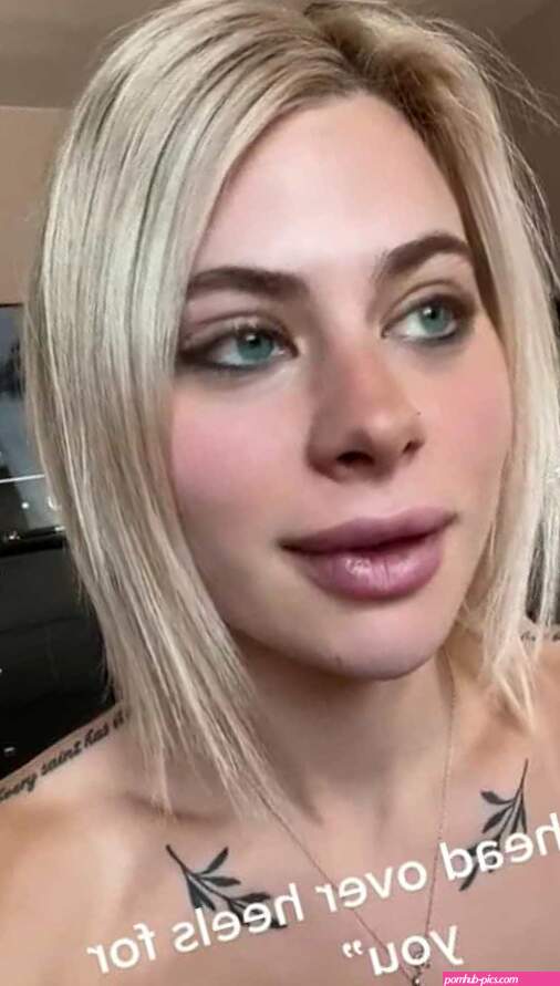 Nude girl liviliftz aka nsfw.harley.bad showing her pussy