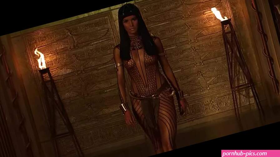 Nude Scenes: Patricia Velasquez plot in The Mummy