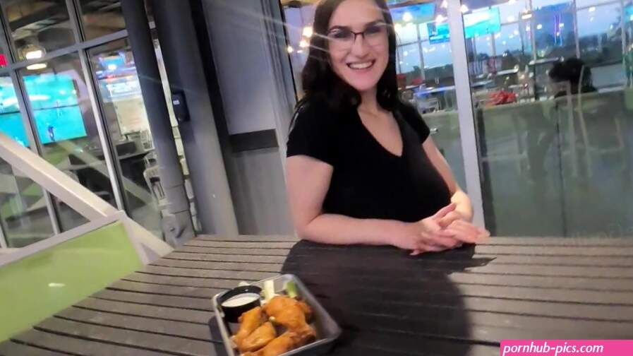 FUCKING WAITRESS AT TOP GOLF 4K twitter thegorillagrip