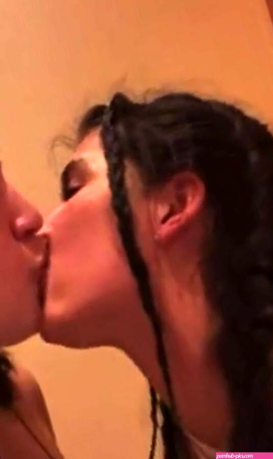 Arikytsya lesbian kissing her sister Fayekytsya