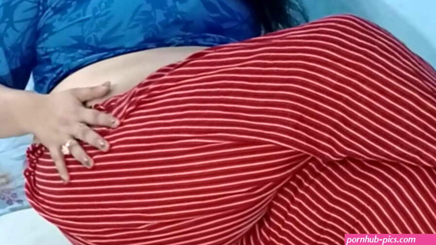 Au milieu du bruit des gémissements et des gémissements bruyants la méchante épouse desi Netu voulait un traitement anal dur et dur pour son gros cul avec des gémissements bruyants en xxx