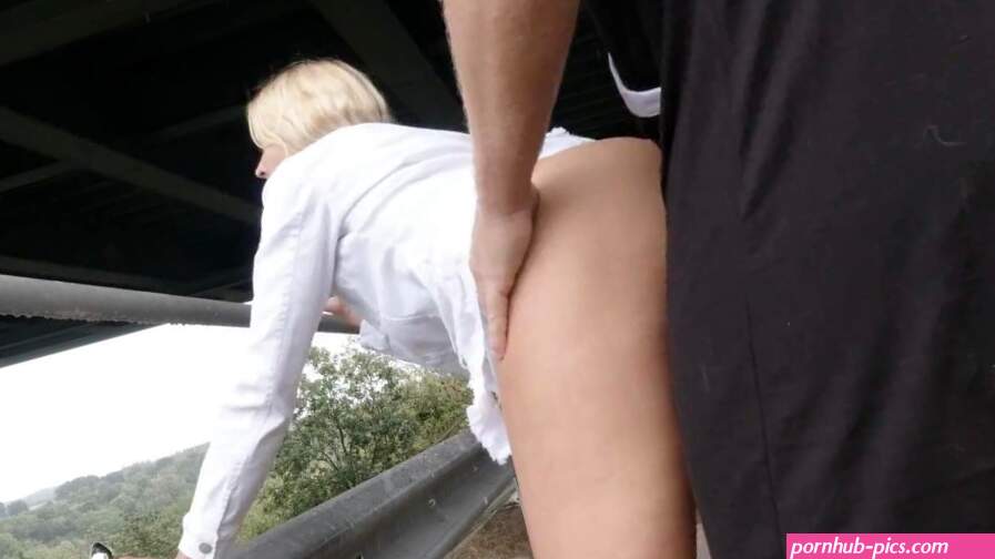 ÉPREUVE DE COURAGE ! Un chauffeur de camion me baise anal sur le pont de lautoroute !!