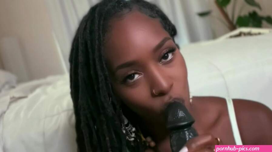 Massive Dildo Facial: Gorgeous Ebony Babe