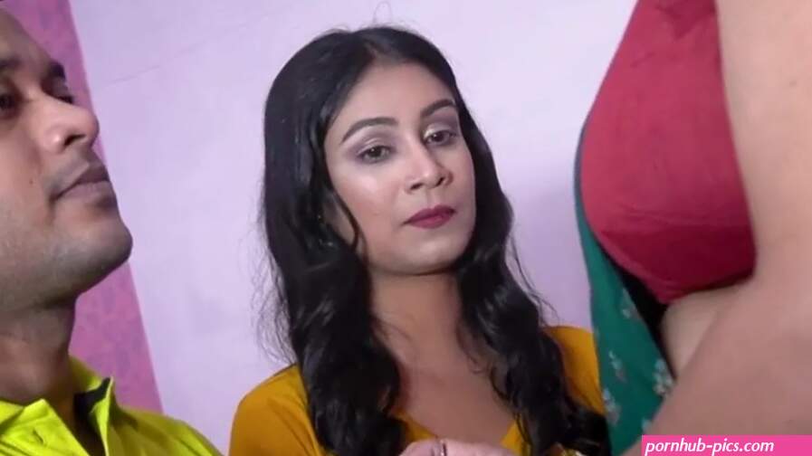Hot Desi Bhabhi gets Kissed and Fucked in Desi XXX Video