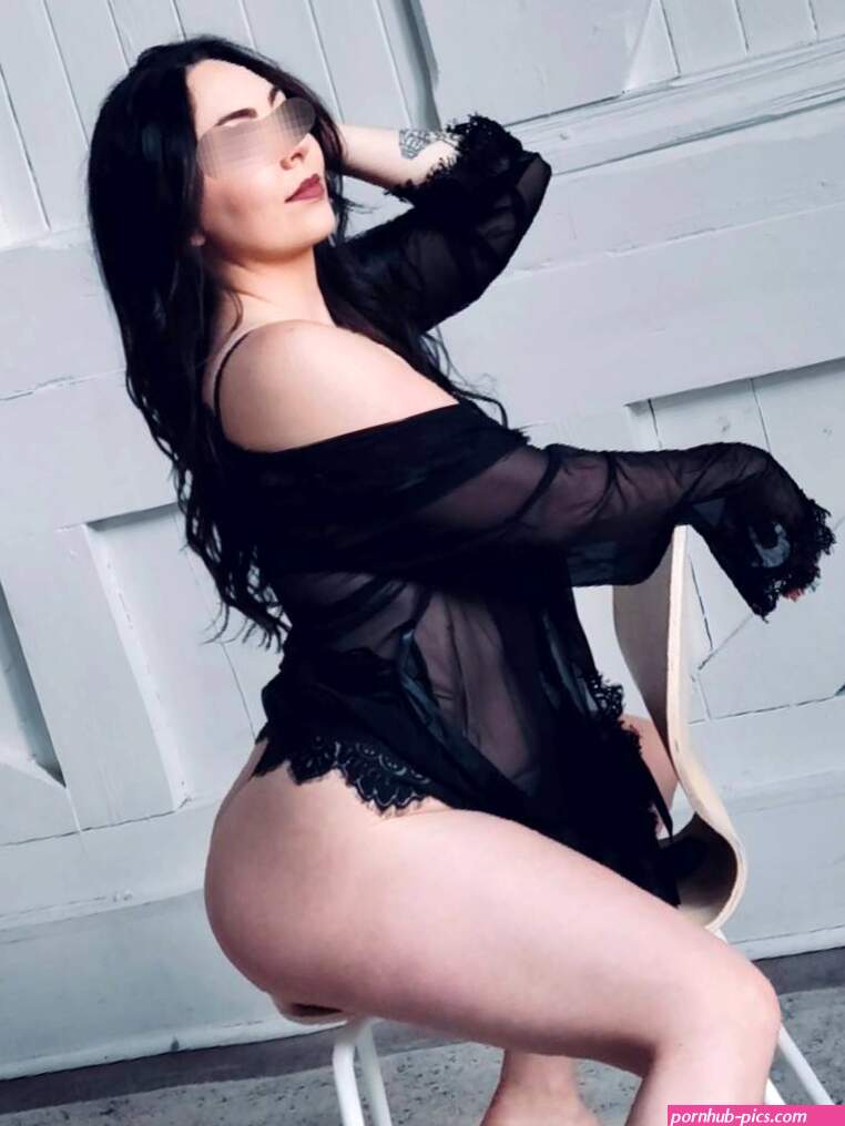 Descubre a thehotwifenurse en OnlyFans