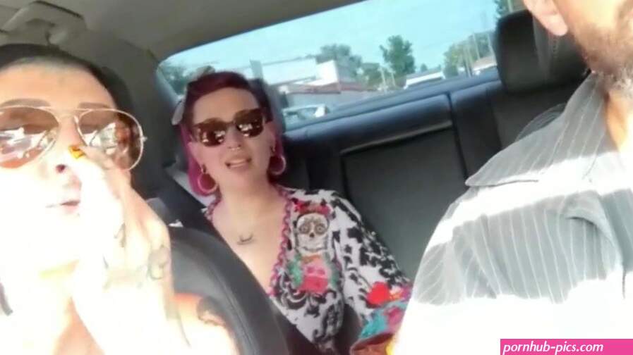 Threesome in the car watch online
