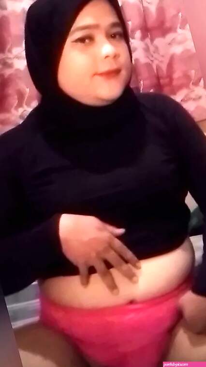Curvy Hijab Crossdresser Jerks Her Own Cute Cock: Shemale Arab Porn