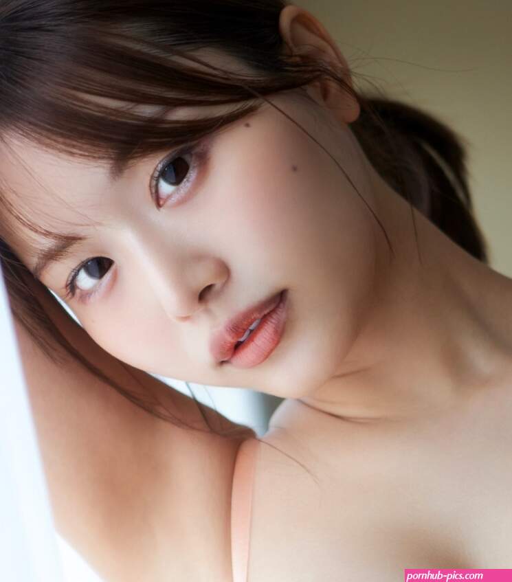 Ai Hongo a popular Japanese porn star who attracts fans with her adorable looks and national treasure waist line is thoroughly explained!